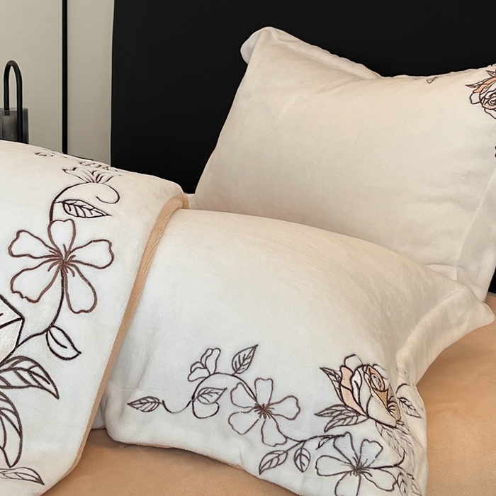 91家纺网 家纺一手货源 找家纺 金牛座家纺 2025新款加厚牛奶绒轻奢刺绣四件套-若兰 若兰-奶白