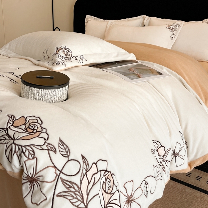 91家纺网 家纺一手货源 找家纺 金牛座家纺 2025新款加厚牛奶绒轻奢刺绣四件套-若兰 若兰-奶白