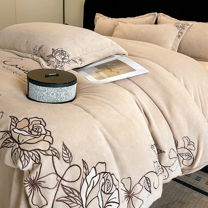 91家纺网 家纺一手货源 找家纺 （总）金牛座家纺 2025新款加厚牛奶绒轻奢刺绣四件套-若兰