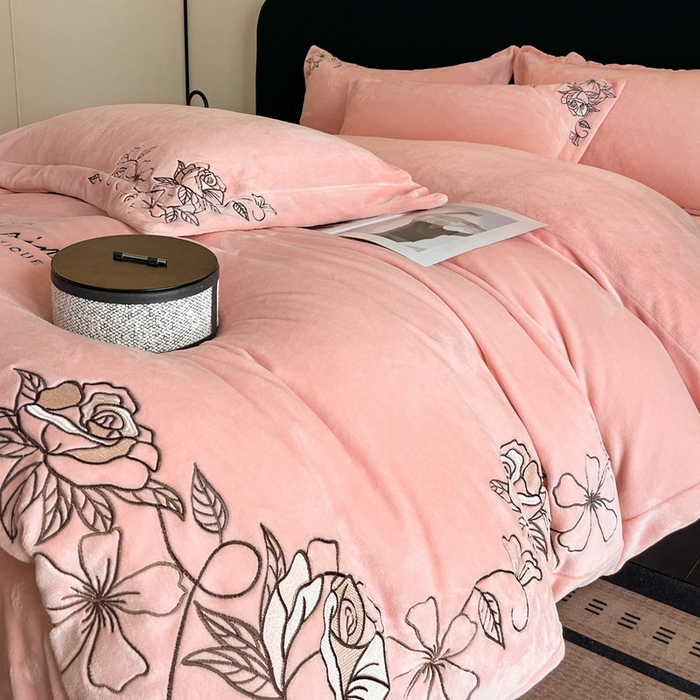 91家纺网 家纺一手货源 找家纺 金牛座家纺 2025新款加厚牛奶绒轻奢刺绣四件套-若兰 若兰-嫩粉