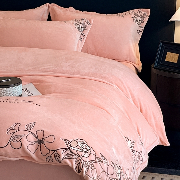 91家纺网 家纺一手货源 找家纺 金牛座家纺 2025新款加厚牛奶绒轻奢刺绣四件套-若兰 若兰-嫩粉