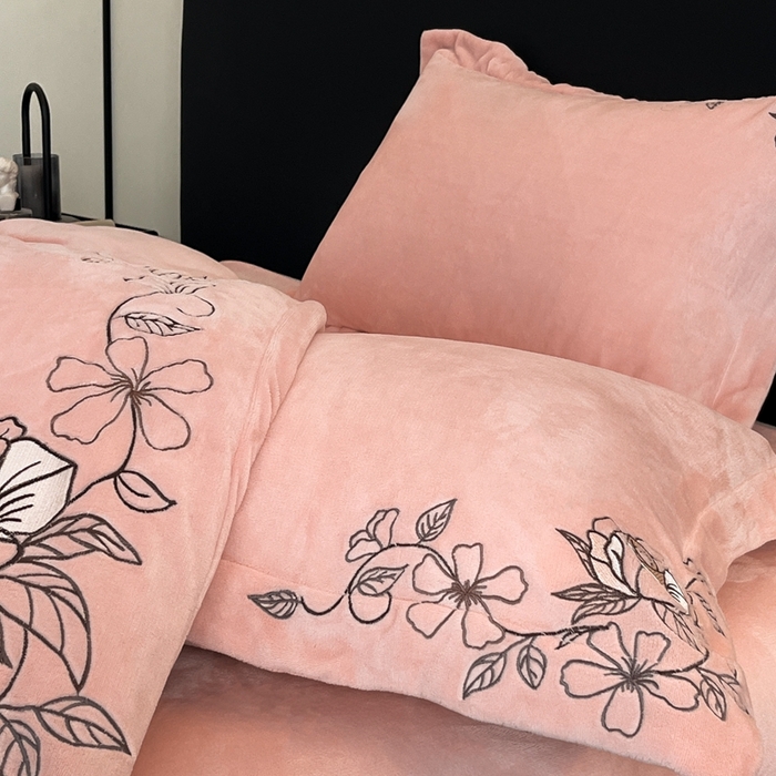 91家纺网 家纺一手货源 找家纺 金牛座家纺 2025新款加厚牛奶绒轻奢刺绣四件套-若兰 若兰-嫩粉