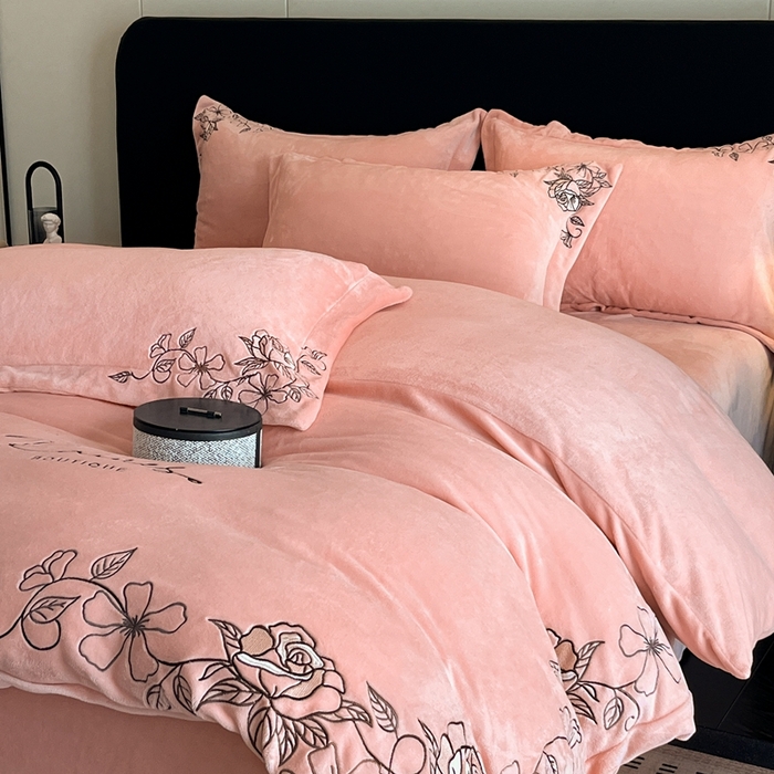 91家纺网 家纺一手货源 找家纺 金牛座家纺 2025新款加厚牛奶绒轻奢刺绣四件套-若兰 若兰-嫩粉