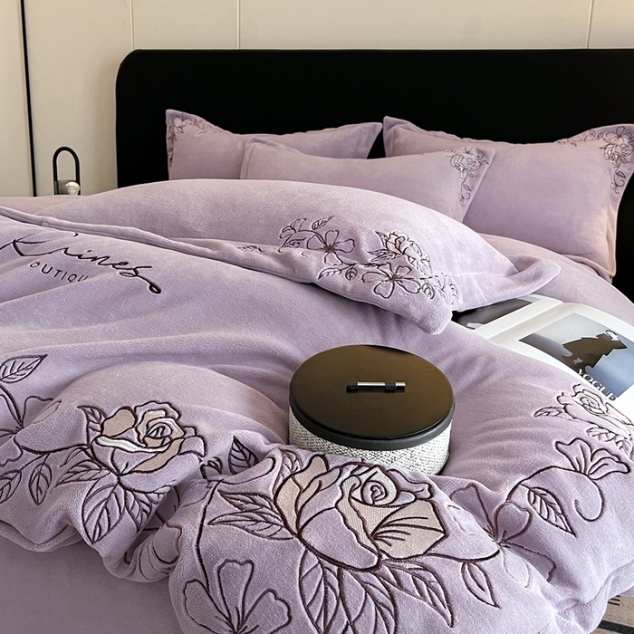 91家纺网 家纺一手货源 找家纺 金牛座家纺 2025新款加厚牛奶绒轻奢刺绣四件套-若兰 若兰-浅紫