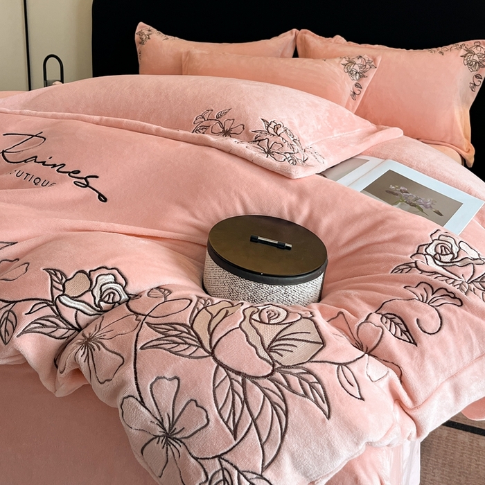 91家纺网 家纺一手货源 找家纺 金牛座家纺 2025新款加厚牛奶绒轻奢刺绣四件套-若兰 若兰-嫩粉