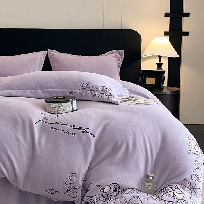 91家纺网 家纺一手货源 找家纺 金牛座家纺 2025新款加厚牛奶绒轻奢刺绣四件套-若兰 若兰-浅紫