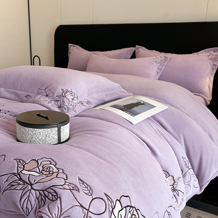 91家纺网 家纺一手货源 找家纺 金牛座家纺 2025新款加厚牛奶绒轻奢刺绣四件套-若兰 若兰-浅紫