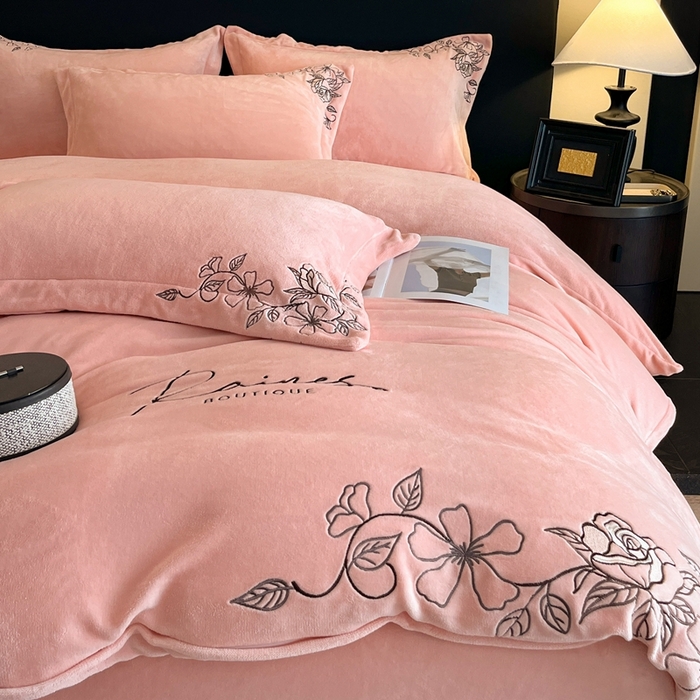 91家纺网 家纺一手货源 找家纺 金牛座家纺 2025新款加厚牛奶绒轻奢刺绣四件套-若兰 若兰-嫩粉