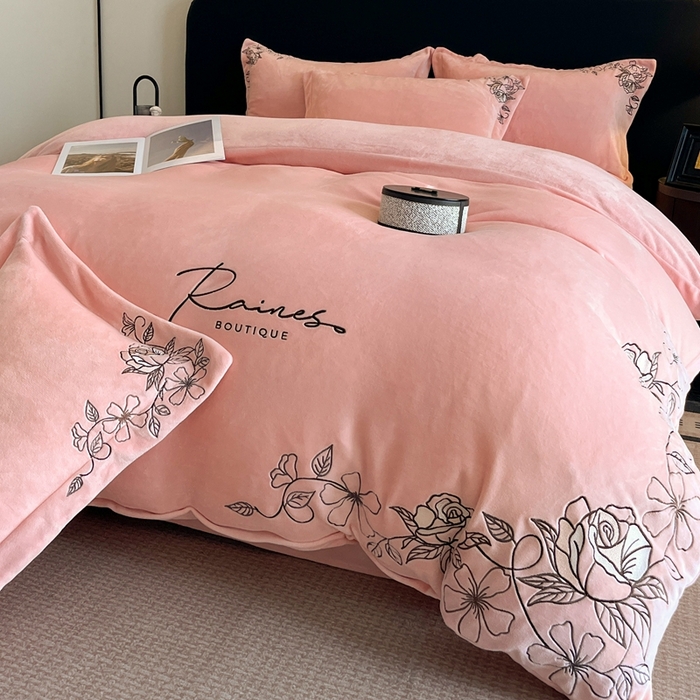 91家纺网 家纺一手货源 找家纺 金牛座家纺 2025新款加厚牛奶绒轻奢刺绣四件套-若兰 若兰-嫩粉