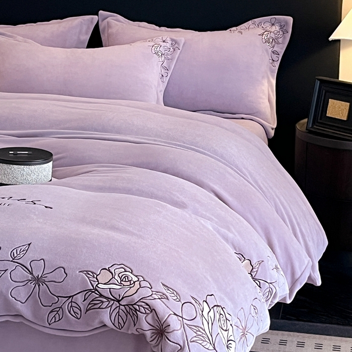 91家纺网 家纺一手货源 找家纺 金牛座家纺 2025新款加厚牛奶绒轻奢刺绣四件套-若兰 若兰-浅紫