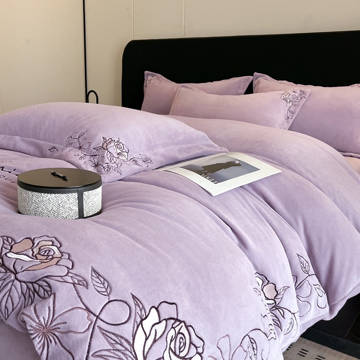 91家纺网 家纺一手货源 找家纺 金牛座家纺 2025新款加厚牛奶绒轻奢刺绣四件套-若兰 若兰-浅紫