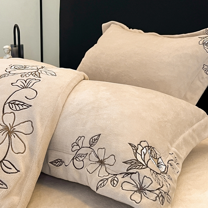 91家纺网 家纺一手货源 找家纺 金牛座家纺 2025新款加厚牛奶绒轻奢刺绣四件套-若兰 若兰-杏色