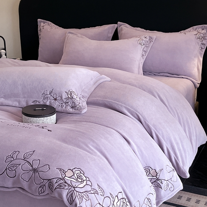 91家纺网 家纺一手货源 找家纺 金牛座家纺 2025新款加厚牛奶绒轻奢刺绣四件套-若兰 若兰-浅紫