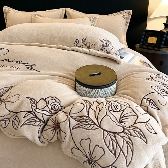 91家纺网 家纺一手货源 找家纺 金牛座家纺 2025新款加厚牛奶绒轻奢刺绣四件套-若兰 若兰-杏色