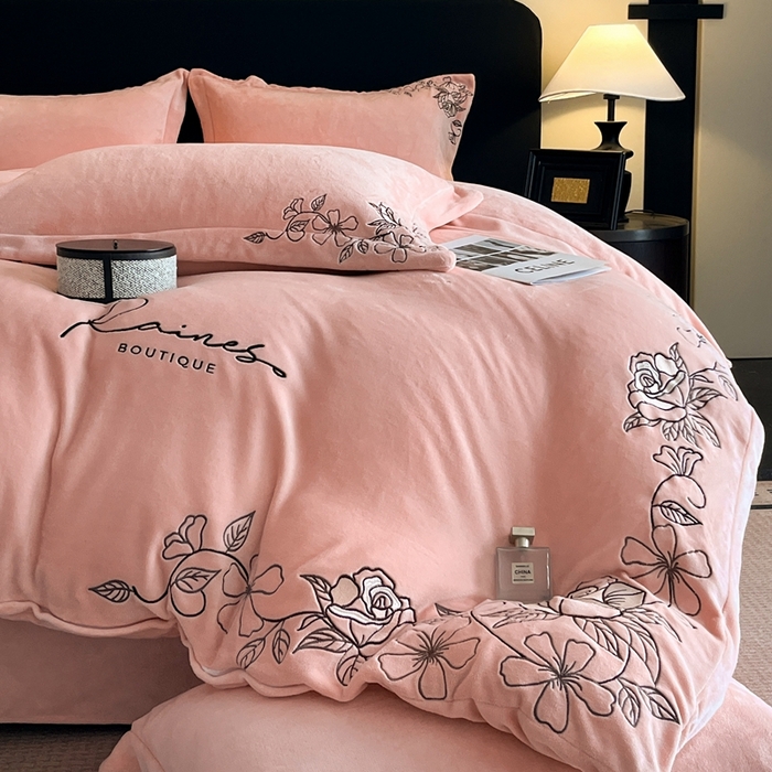 91家纺网 家纺一手货源 找家纺 金牛座家纺 2025新款加厚牛奶绒轻奢刺绣四件套-若兰 若兰-嫩粉