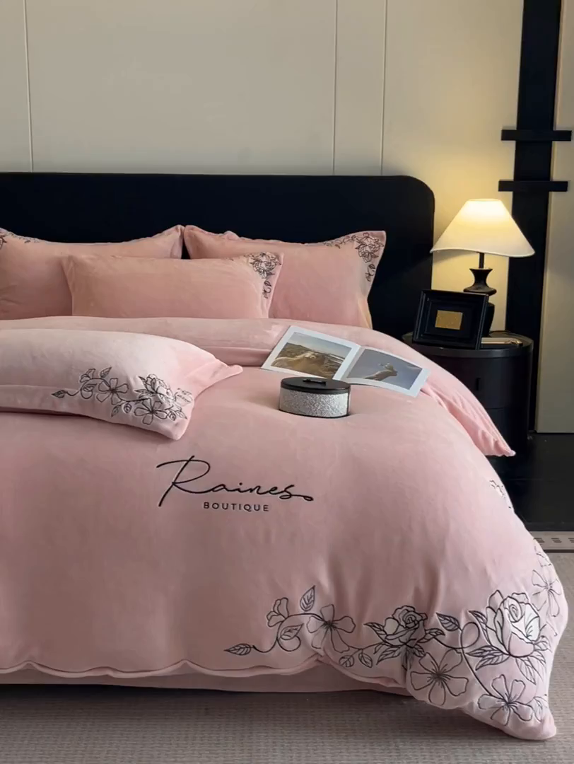 91家纺网 家纺一手货源 找家纺 金牛座家纺 2025新款加厚牛奶绒轻奢刺绣四件套-若兰 若兰-嫩粉