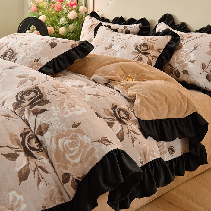 91家纺网 家纺一手货源 找家纺 （总）牵依 2025新款赫本风水花边牛奶绒四件套