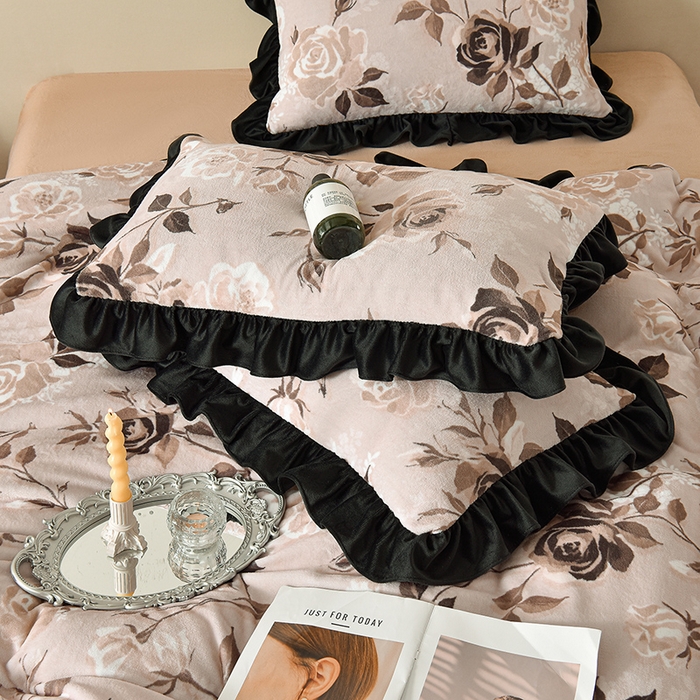 91家纺网 家纺一手货源 找家纺 牵依 2025新款赫本风水花边牛奶绒四件套 法式-繁花