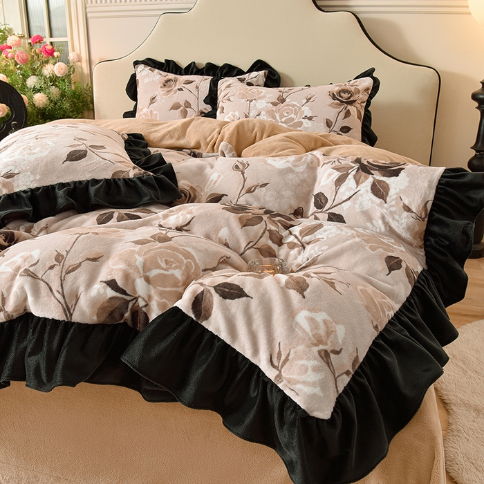 91家纺网 家纺一手货源 找家纺 牵依 2025新款赫本风水花边牛奶绒四件套 法式-繁花