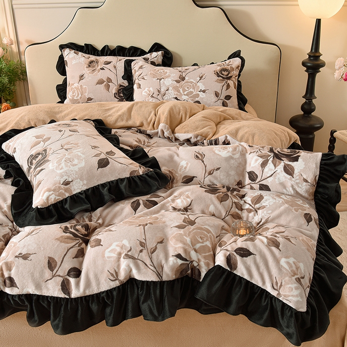 91家纺网 家纺一手货源 找家纺 牵依 2025新款赫本风水花边牛奶绒四件套 法式-繁花