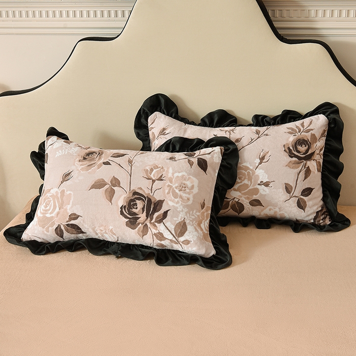 91家纺网 家纺一手货源 找家纺 牵依 2025新款赫本风水花边牛奶绒四件套 法式-繁花