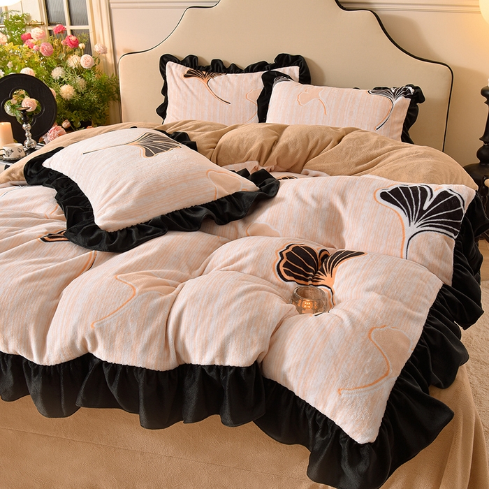 91家纺网 家纺一手货源 找家纺 牵依 2025新款赫本风水花边牛奶绒四件套 法式-银杏叶