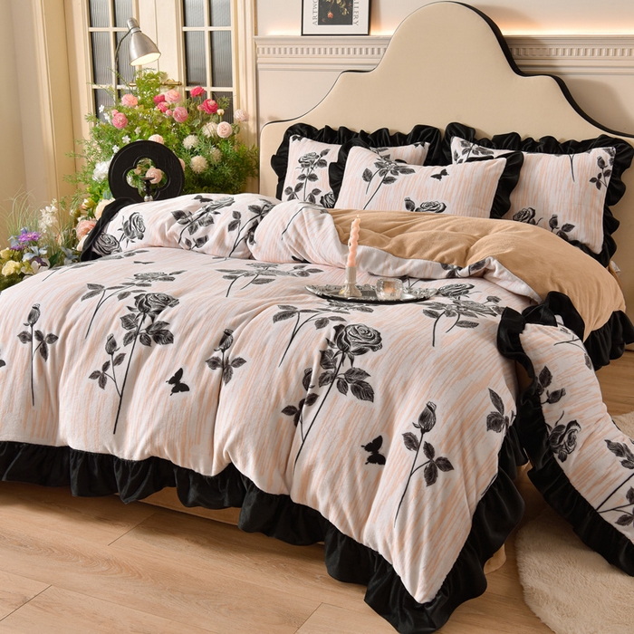 91家纺网 家纺一手货源 找家纺 牵依 2025新款赫本风水花边牛奶绒四件套 法式-优雅玫瑰