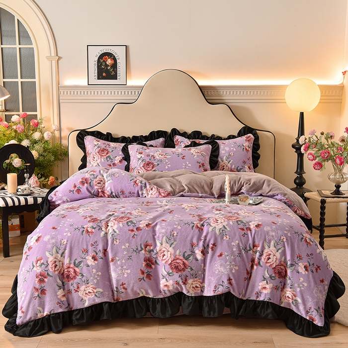 91家纺网 家纺一手货源 找家纺 牵依 2025新款赫本风水花边牛奶绒四件套 法式-轻梦花海