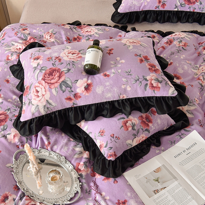 91家纺网 家纺一手货源 找家纺 牵依 2025新款赫本风水花边牛奶绒四件套 法式-轻梦花海