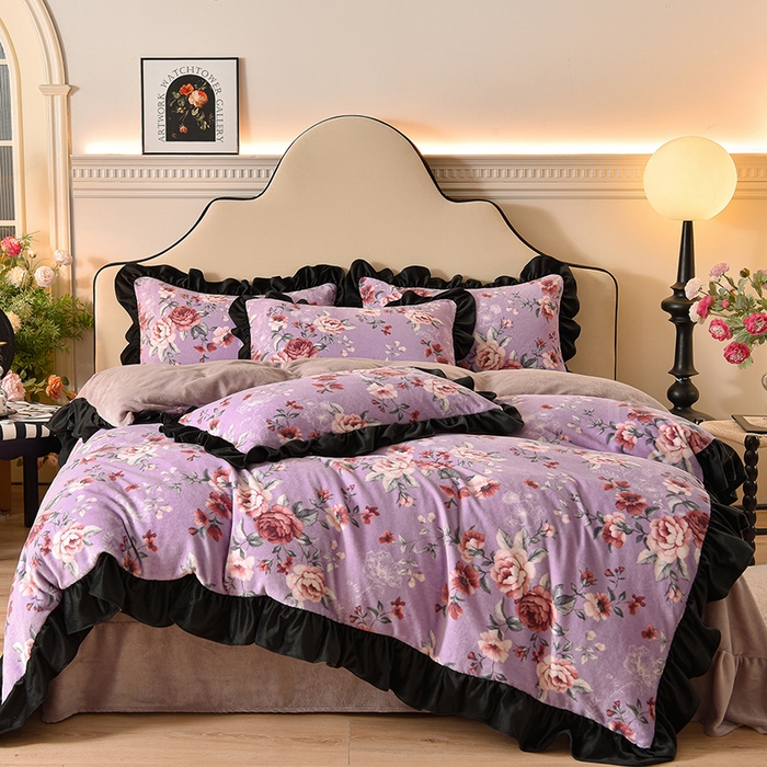 91家纺网 家纺一手货源 找家纺 牵依 2025新款赫本风水花边牛奶绒四件套 法式-轻梦花海