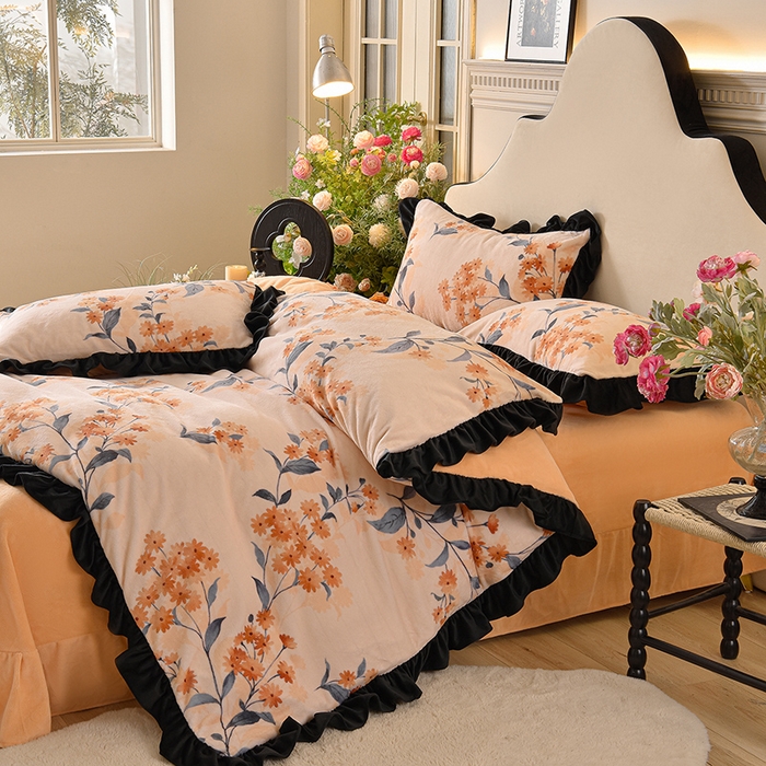 91家纺网 家纺一手货源 找家纺 牵依 2025新款赫本风水花边牛奶绒四件套 法式-花语浪漫