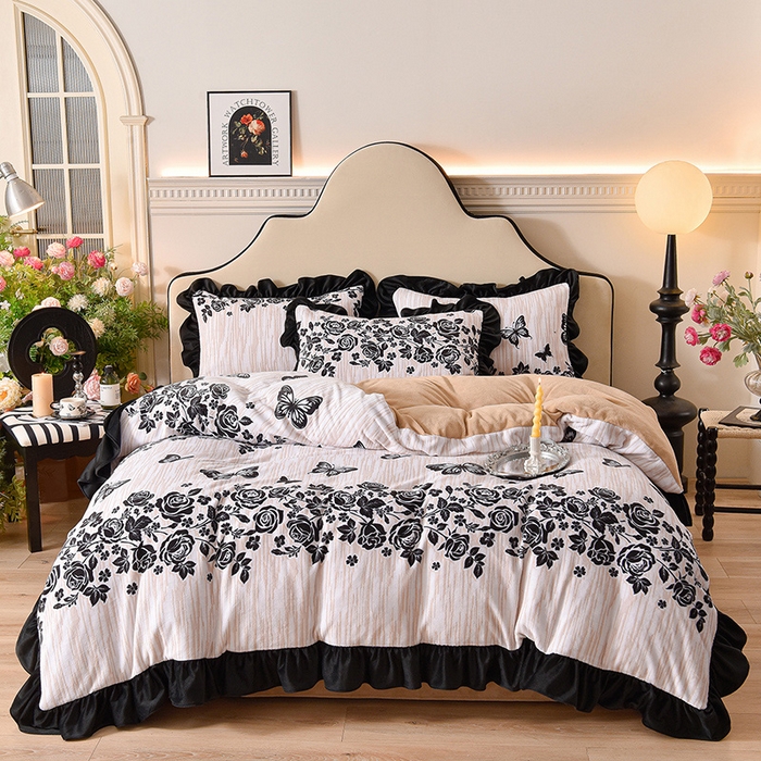 91家纺网 家纺一手货源 找家纺 牵依 2025新款赫本风水花边牛奶绒四件套 法式-蝶舞