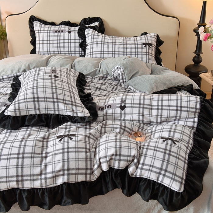 91家纺网 家纺一手货源 找家纺 牵依 2025新款赫本风水花边牛奶绒四件套 法式-简爱