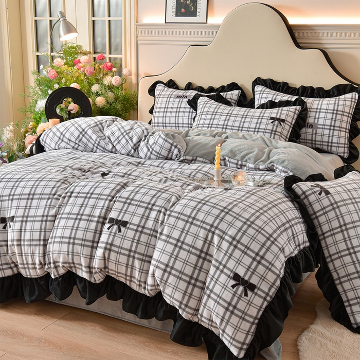 91家纺网 家纺一手货源 找家纺 牵依 2025新款赫本风水花边牛奶绒四件套 法式-简爱