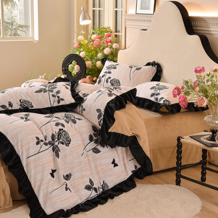 91家纺网 家纺一手货源 找家纺 牵依 2025新款赫本风水花边牛奶绒四件套 法式-优雅玫瑰