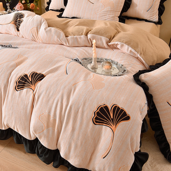 91家纺网 家纺一手货源 找家纺 牵依 2025新款赫本风水花边牛奶绒四件套 法式-银杏叶