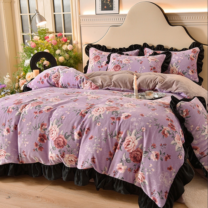 91家纺网 家纺一手货源 找家纺 牵依 2025新款赫本风水花边牛奶绒四件套 法式-轻梦花海