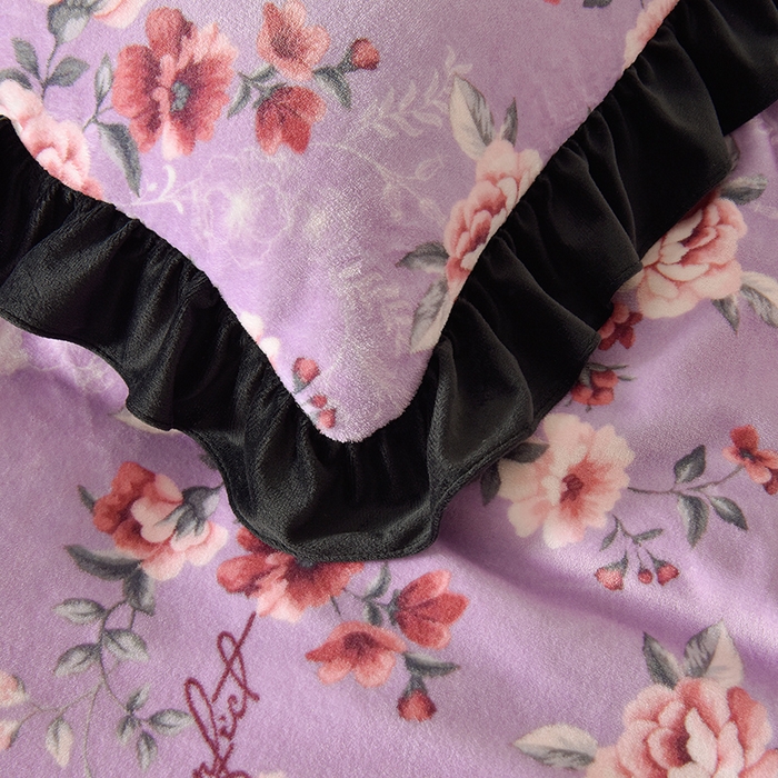 91家纺网 家纺一手货源 找家纺 牵依 2025新款赫本风水花边牛奶绒四件套 法式-轻梦花海