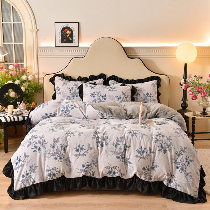 91家纺网 家纺一手货源 找家纺 牵依 2025新款赫本风水花边牛奶绒四件套 法式-兰亭花序