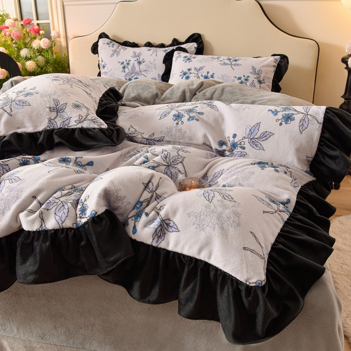 91家纺网 家纺一手货源 找家纺 牵依 2025新款赫本风水花边牛奶绒四件套 法式-兰亭花序