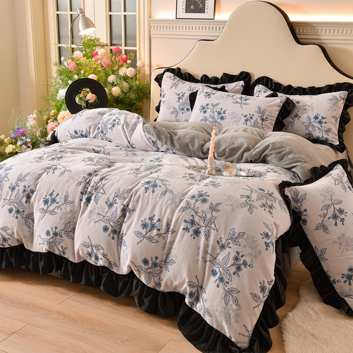 91家纺网 家纺一手货源 找家纺 牵依 2025新款赫本风水花边牛奶绒四件套 法式-兰亭花序