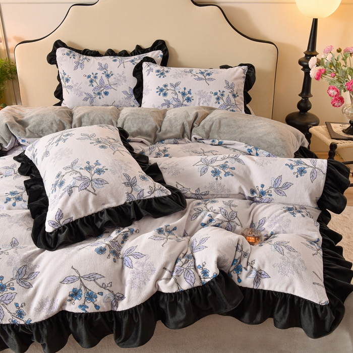 91家纺网 家纺一手货源 找家纺 牵依 2025新款赫本风水花边牛奶绒四件套 法式-兰亭花序