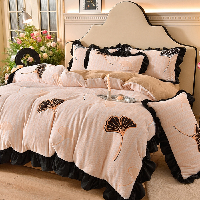 91家纺网 家纺一手货源 找家纺 牵依 2025新款赫本风水花边牛奶绒四件套 法式-银杏叶