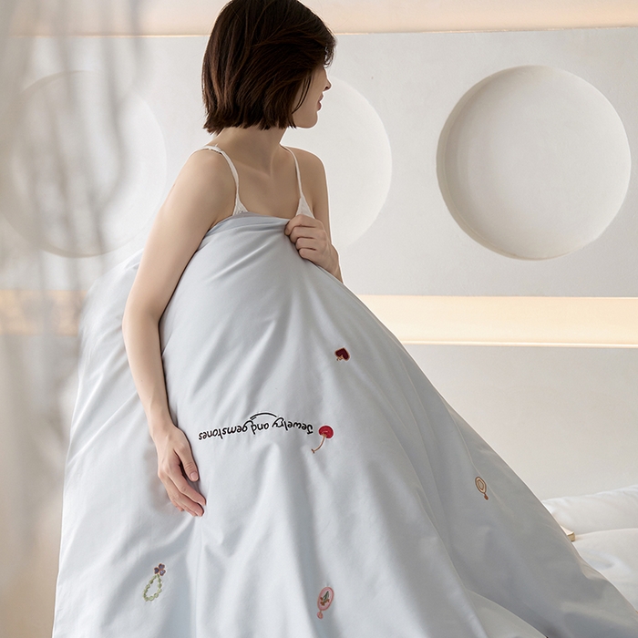 91家纺网 家纺一手货源 找家纺 简纯主义 2025新款100s贡缎长绒棉纯棉刺绣四件套-趣味 樱桃甜心-蓝