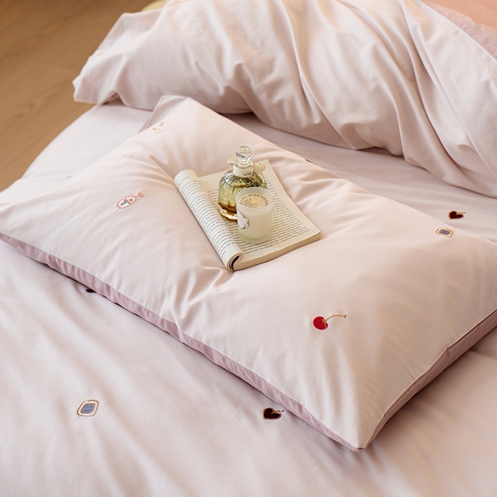 91家纺网 家纺一手货源 找家纺 简纯主义 2025新款100s贡缎长绒棉纯棉刺绣四件套-趣味 樱桃甜心-粉紫