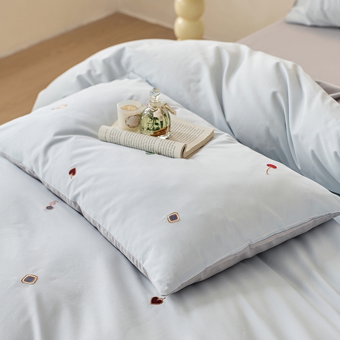 91家纺网 家纺一手货源 找家纺 简纯主义 2025新款100s贡缎长绒棉纯棉刺绣四件套-趣味 樱桃甜心-蓝