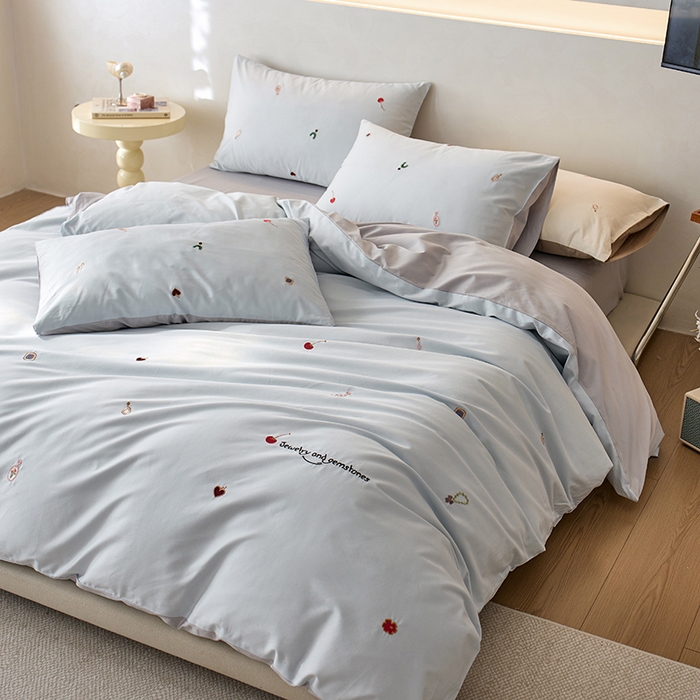 91家纺网 家纺一手货源 找家纺 简纯主义 2025新款100s贡缎长绒棉纯棉刺绣四件套-趣味 樱桃甜心-蓝