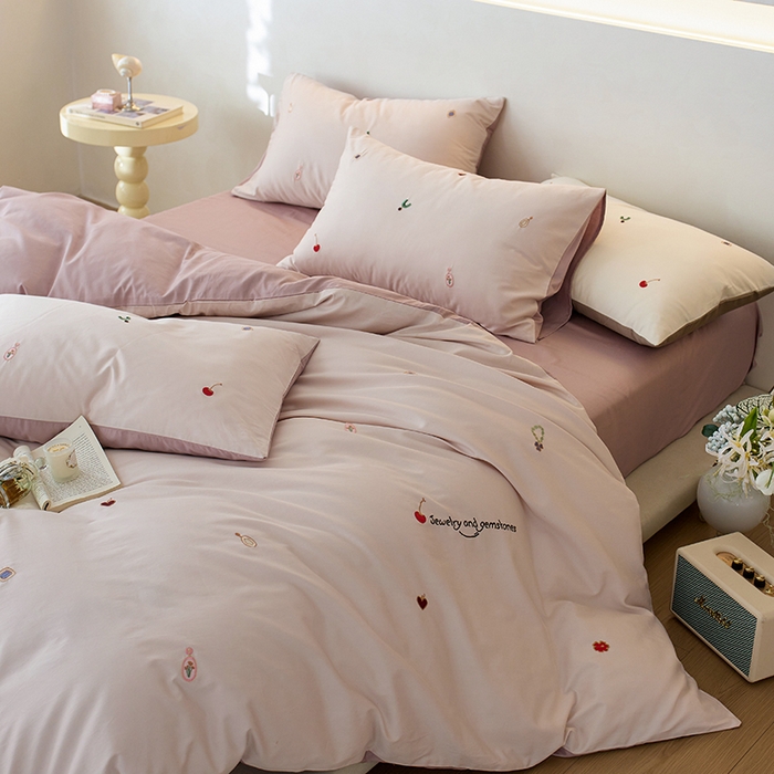 91家纺网 家纺一手货源 找家纺 简纯主义 2025新款100s贡缎长绒棉纯棉刺绣四件套-趣味 樱桃甜心-粉紫