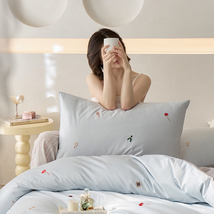 91家纺网 家纺一手货源 找家纺 简纯主义 2025新款100s贡缎长绒棉纯棉刺绣四件套-趣味 樱桃甜心-蓝