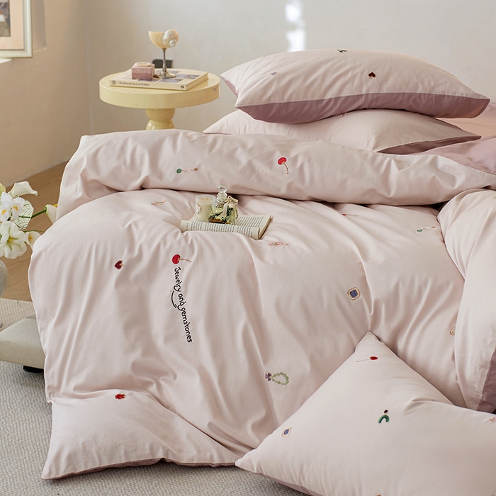 91家纺网 家纺一手货源 找家纺 简纯主义 2025新款100s贡缎长绒棉纯棉刺绣四件套-趣味 樱桃甜心-粉紫
